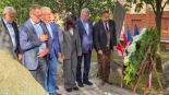 Członkowie sejmowej komisji do spraw rolnictwa i minister rolnictwa Stefan Krajewski złożyli kwiaty w miejscu pamięci w Łomży, 17.09.2025, fot. Paweł Wądołowski