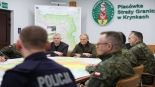 Premier Donald Tusk z szefami MON i MSWiA na polsko-białoruskiej granicy, 22.03.2025, źródło: X/Kancelaria Premiera