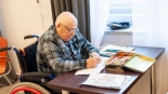 Przekazanie świątecznych paczek od Polskiego Radia Białystok podopiecznym DPS-u przy ul. Świerkowej w Białymstoku, 16.12.2024, fot. Barbara Sokolińska