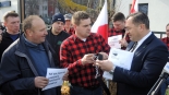 Konferencja prasowa podlaskich rolników przed biurem poselskim Stefana Krajewskiego w Zambrowie, 21.03.2025, fot. Adam Dąbrowski