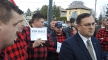 Konferencja prasowa podlaskich rolników przed biurem poselskim Stefana Krajewskiego w Zambrowie, 21.03.2025, fot. Adam Dąbrowski