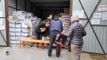 Paczki dla potrzebujących rozdaje Stowarzyszenie Pomocy Rodzinie "Droga", fot. Marta Nazarko