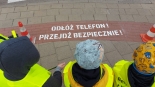 Uczniowie klasy III SP nr 50 w Białymstoku przechodzą przez przejście dla pieszych, 1.10.2024, fot. Grzegorz Pilat