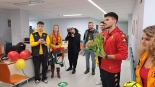 Piłkarze Jagiellonii w Uniwersyteckim Centrum Onkologii, 10.03.2025, fot. Renata Reda