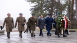 Wojewoda podlaski Jacek Brzozowski i przedstawiciele służb uczcili pamięć powstańców w Choroszczy, 22.01.2025, fot. Milosz Kozakiewicz / PUW