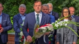 Członkowie sejmowej komisji do spraw rolnictwa i minister rolnictwa Stefan Krajewski złożyli kwiaty w miejscu pamięci w Łomży, 17.09.2025, fot. Paweł Wądołowski