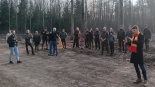 Piłkarze i kibice Jagiellonii Białystok posadzili kilkaset dębów w Lesie Solnickim, 21.03.2025, fot. Marcin Gliński