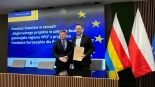 Wicemarszałek Marek Malinowski oraz przedstawiciele ośrodków naukowych podpisali umowy dotyczące dofinansowania tych ośrodków, 10.07.2025, fot. Gabriela Lasota