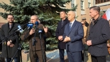 Politycy PiS przed Podlaskim Urzędem Wojewódzkim o lasach, 12.03.2025, fot. Renata Reda