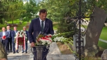 Członkowie sejmowej komisji do spraw rolnictwa i minister rolnictwa Stefan Krajewski złożyli kwiaty w miejscu pamięci w Łomży, 17.09.2025, fot. Paweł Wądołowski