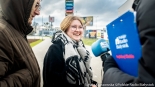 Niebieski Mikołaj Polskiego Radia Białystok zaprasza do wspólnych zdjęć, fot. Sylwia Krassowska