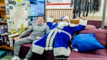 Niebieski Mikołaj Polskiego Radia Białystok zaprasza do wspólnych zdjęć, fot. Sylwia Krassowska