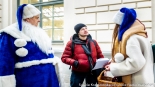 Niebieski Mikołaj Polskiego Radia Białystok zaprasza do wspólnych zdjęć, fot. Sylwia Krassowska