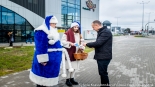 Niebieski Mikołaj Polskiego Radia Białystok zaprasza do wspólnych zdjęć, fot. Sylwia Krassowska