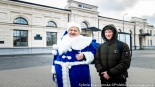 Niebieski Mikołaj Polskiego Radia Białystok zaprasza do wspólnych zdjęć, fot. Sylwia Krassowska