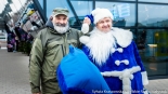 Niebieski Mikołaj Polskiego Radia Białystok zaprasza do wspólnych zdjęć, fot. Sylwia Krassowska