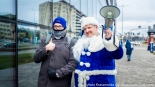 Niebieski Mikołaj Polskiego Radia Białystok zaprasza do wspólnych zdjęć, fot. Sylwia Krassowska