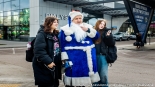 Niebieski Mikołaj Polskiego Radia Białystok zaprasza do wspólnych zdjęć, fot. Sylwia Krassowska