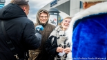 Niebieski Mikołaj Polskiego Radia Białystok zaprasza do wspólnych zdjęć, fot. Sylwia Krassowska