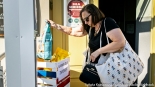 Białostoczanie przynoszą dary do Centrum Aktywności Społecznej w Białymstoku dla powodzian, fot. Sylwia Krassowska