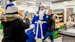 Niebieski Mikołaj Polskiego Radia Białystok zaprasza do wspólnych zdjęć, fot. Sylwia Krassowska