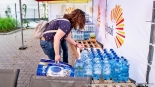 Białostoczanie przynoszą dary do Centrum Aktywności Społecznej w Białymstoku dla powodzian, fot. Sylwia Krassowska