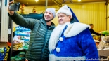 Niebieski Mikołaj Polskiego Radia Białystok zaprasza do wspólnych zdjęć, fot. Sylwia Krassowska