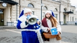 Niebieski Mikołaj Polskiego Radia Białystok zaprasza do wspólnych zdjęć, fot. Sylwia Krassowska