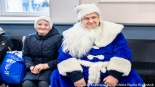 Niebieski Mikołaj Polskiego Radia Białystok zaprasza do wspólnych zdjęć, fot. Sylwia Krassowska