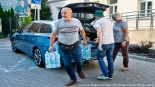 Białostoczanie przynoszą dary do Centrum Aktywności Społecznej w Białymstoku dla powodzian, fot. Sylwia Krassowska