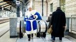 Niebieski Mikołaj Polskiego Radia Białystok zaprasza do wspólnych zdjęć, fot. Sylwia Krassowska