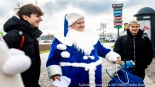 Niebieski Mikołaj Polskiego Radia Białystok zaprasza do wspólnych zdjęć, fot. Sylwia Krassowska