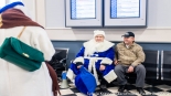Niebieski Mikołaj Polskiego Radia Białystok zaprasza do wspólnych zdjęć, fot. Sylwia Krassowska