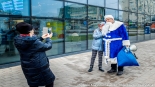 Niebieski Mikołaj Polskiego Radia Białystok zaprasza do wspólnych zdjęć, fot. Sylwia Krassowska