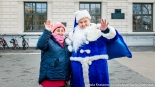 Niebieski Mikołaj Polskiego Radia Białystok zaprasza do wspólnych zdjęć, fot. Sylwia Krassowska