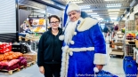 Niebieski Mikołaj Polskiego Radia Białystok zaprasza do wspólnych zdjęć, fot. Sylwia Krassowska
