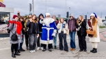 Niebieski Mikołaj Polskiego Radia Białystok zaprasza do wspólnych zdjęć, fot. Sylwia Krassowska