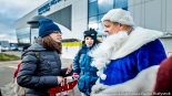 Niebieski Mikołaj Polskiego Radia Białystok zaprasza do wspólnych zdjęć, fot. Sylwia Krassowska