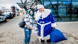 Niebieski Mikołaj Polskiego Radia Białystok zaprasza do wspólnych zdjęć, fot. Sylwia Krassowska