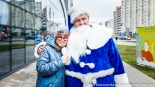 Niebieski Mikołaj Polskiego Radia Białystok zaprasza do wspólnych zdjęć, fot. Sylwia Krassowska