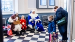 Niebieski Mikołaj Polskiego Radia Białystok zaprasza do wspólnych zdjęć, fot. Sylwia Krassowska