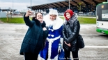 Niebieski Mikołaj Polskiego Radia Białystok zaprasza do wspólnych zdjęć, fot. Sylwia Krassowska