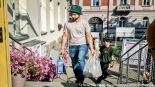 Białostoczanie przynoszą dary do Centrum Aktywności Społecznej w Białymstoku dla powodzian, fot. Sylwia Krassowska