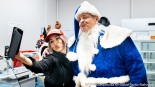Niebieski Mikołaj Polskiego Radia Białystok zaprasza do wspólnych zdjęć, fot. Sylwia Krassowska
