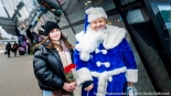 Niebieski Mikołaj Polskiego Radia Białystok zaprasza do wspólnych zdjęć, fot. Sylwia Krassowska