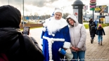 Niebieski Mikołaj Polskiego Radia Białystok zaprasza do wspólnych zdjęć, fot. Sylwia Krassowska