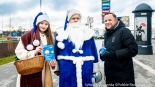 Niebieski Mikołaj Polskiego Radia Białystok zaprasza do wspólnych zdjęć, fot. Sylwia Krassowska
