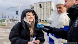 Niebieski Mikołaj Polskiego Radia Białystok zaprasza do wspólnych zdjęć, fot. Sylwia Krassowska