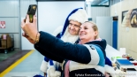 Niebieski Mikołaj Polskiego Radia Białystok zaprasza do wspólnych zdjęć, fot. Sylwia Krassowska